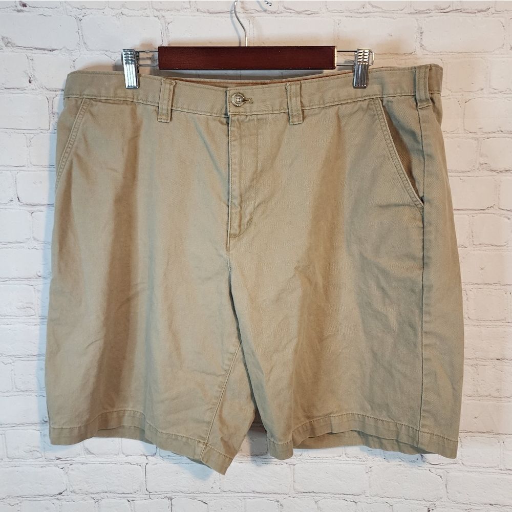Men's Eddie Bauer khaki shorts, size 40